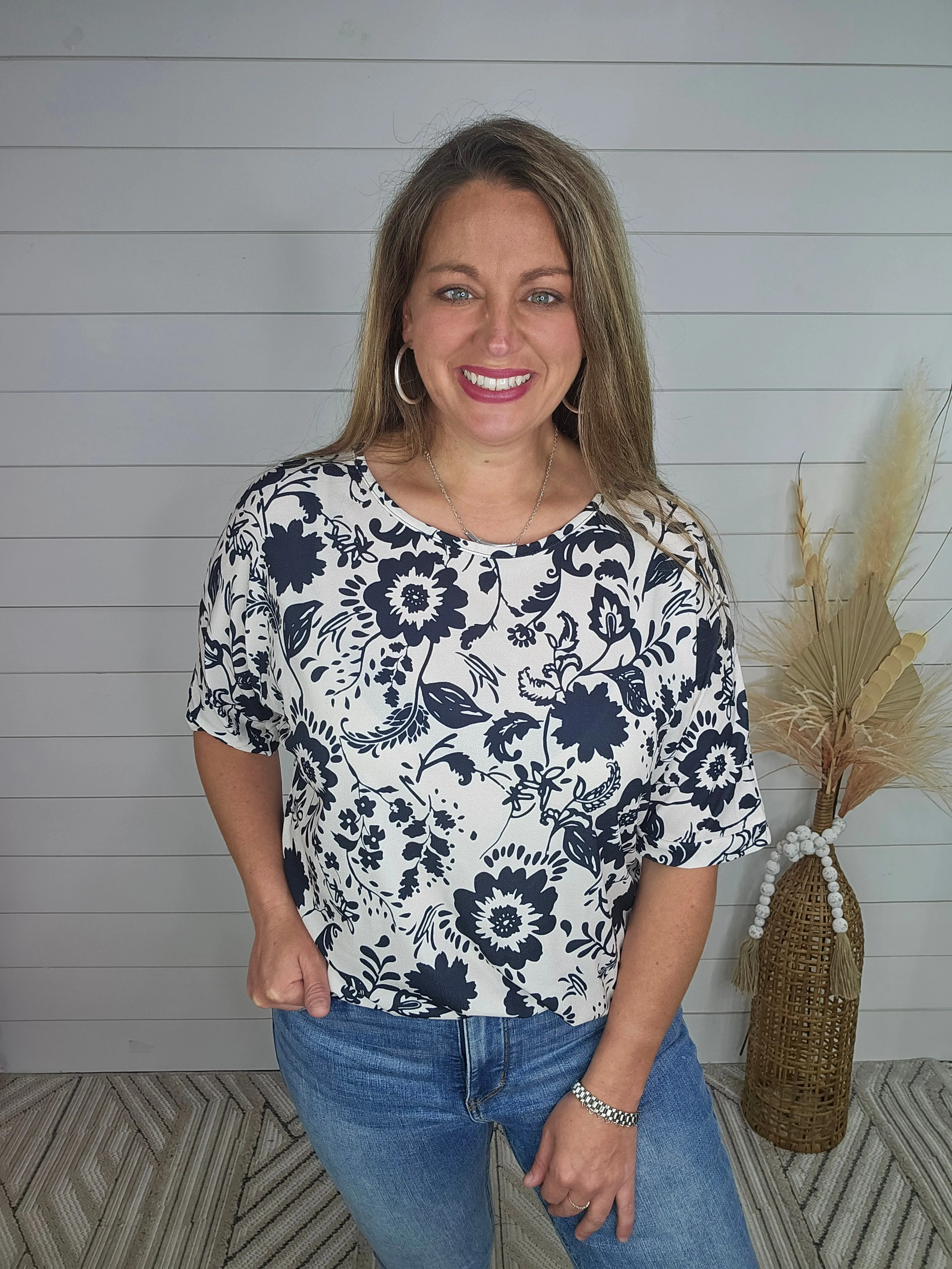 BLACK/WHITE FLORAL RELAXED FLORAL TOP